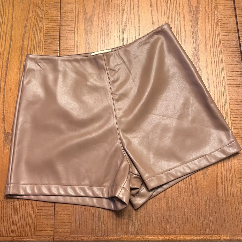 Judith March Vegan Faux Leather High Waisted Shorts in Camel Brown Size Large‎